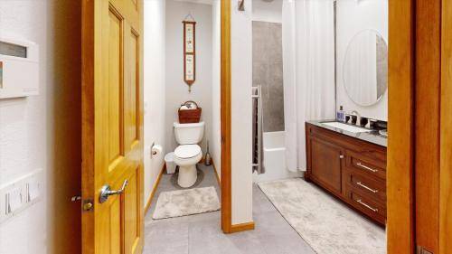 13-35805-Elkridge-Run-Bathroom1-ai